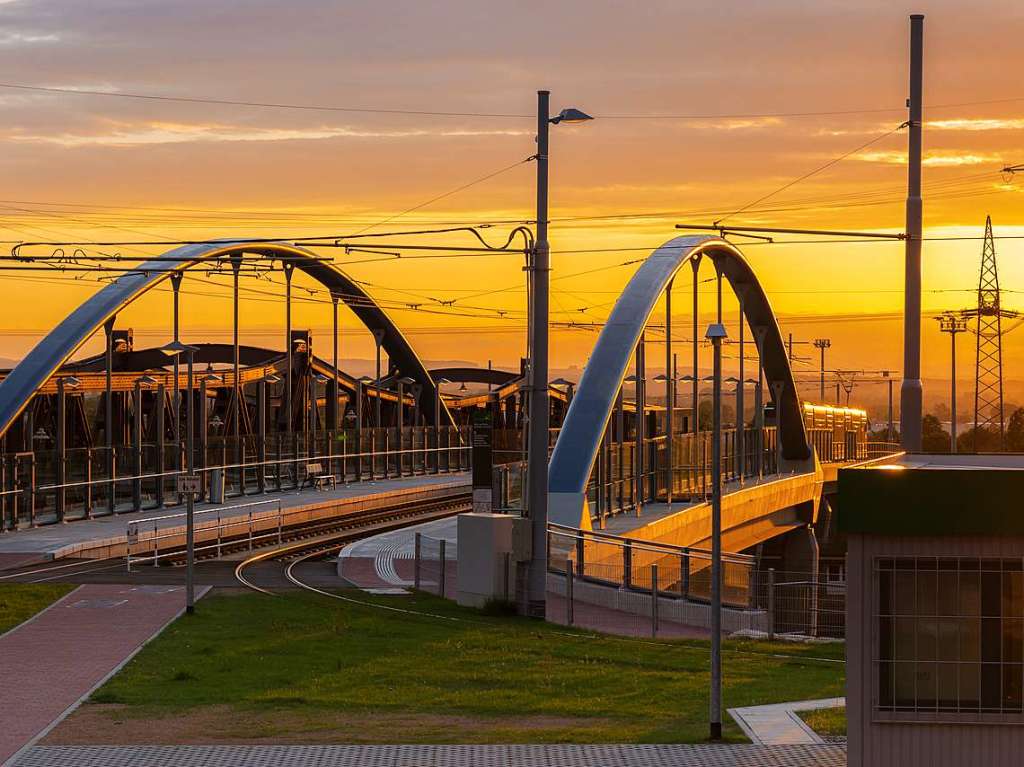 Die Fotos zeigen die Trambrcke in Weil am Rhein. Die Bogenbrcke fhrt ber die Gleise der Deutschen Bahn.