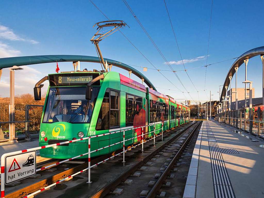 Die Fotos zeigen die Trambrcke in Weil am Rhein. Die Bogenbrcke fhrt ber die Gleise der Deutschen Bahn.