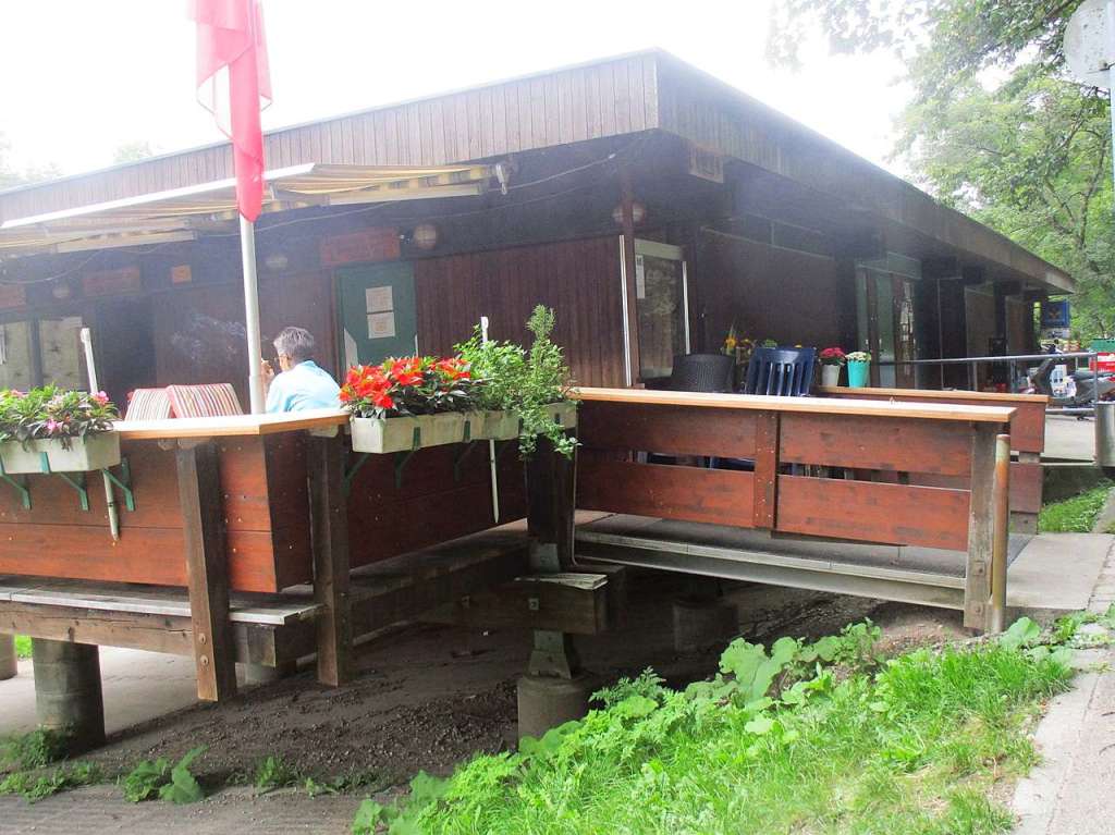 Das einladende Brckchen zur Restaurant-Terrasse an der "Schliessi" am Wiesen-Ufer.