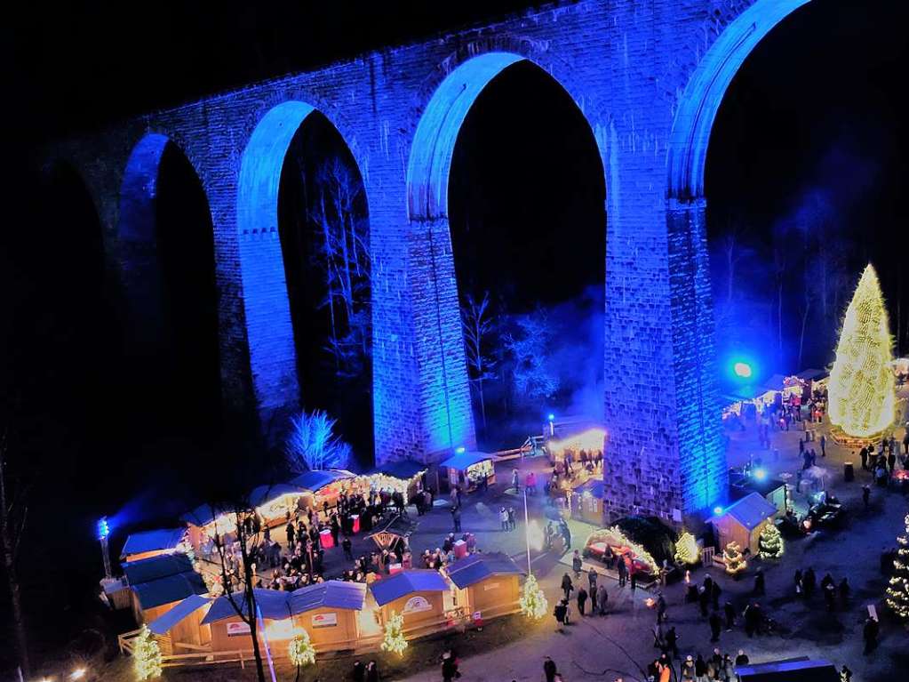 Weihnachtsmarkt unter der Eisenbahnbrcke Ravennaschlucht.