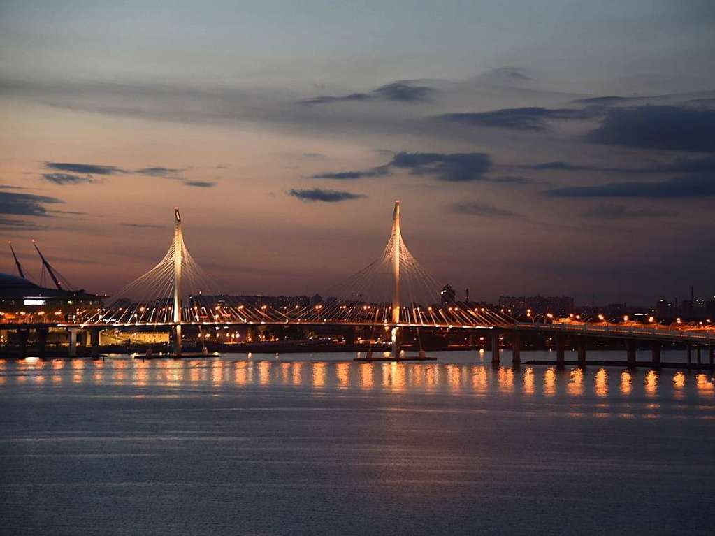 Brcke ber die Newa zur Krestosky-Insel, auch zum  Gazprom-Stadion, St. Petersburg, von Bord der "mein Schiff 1", Ostseekreuzfahrt.