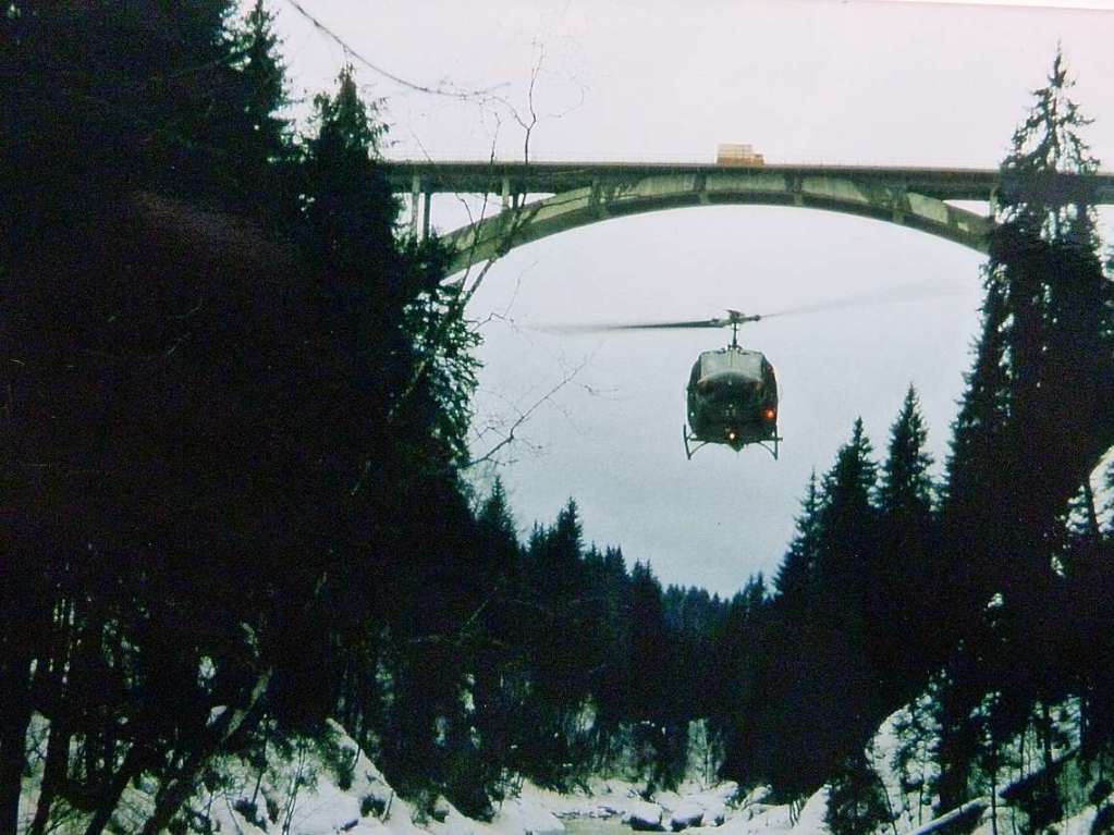 Brcken kann man nicht nur berqueren, sondern auch unterfliegen. So gesehen an der Echelsbacher Brcke ber die Ammer in Oberbayern.