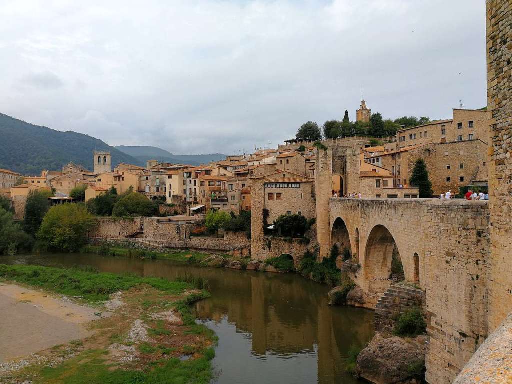 Mittelalterliche Brcke und Stadt Besalu, Katalonien. Herbst 2018.