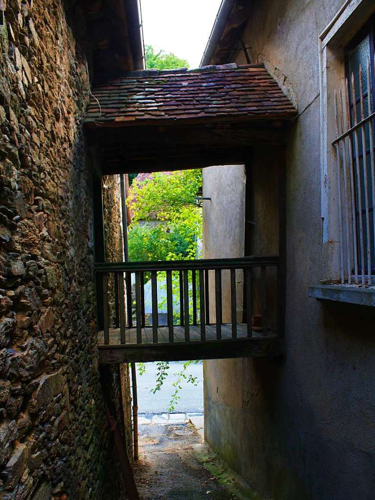 Auf dem Bild ist eine Brcke zu sehen, die zwei Huser miteinander verbindet. Das Bild ist entstanden, als ich im Urlaub mit meiner Familie, mit meinem Papa in einem kleinen Ort in Frankreich zum Fotografieren war.