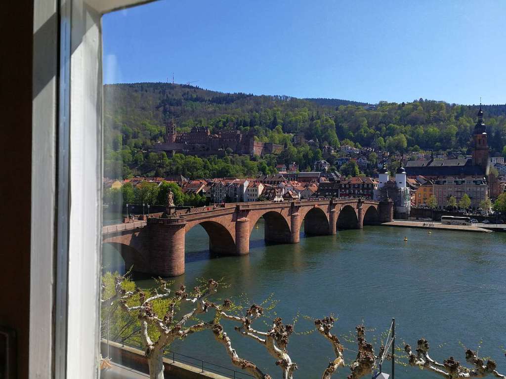 Fensterblick auf die alte Brcke Heidelberg, Sommer 2019.