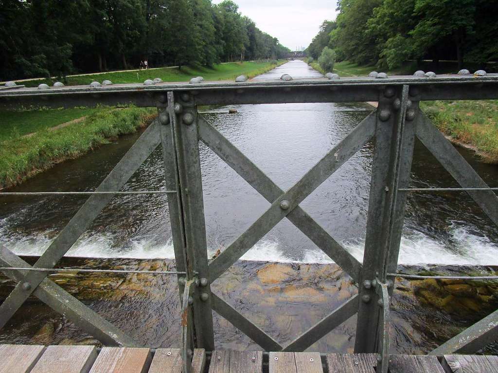 Die Eiserne Steg-Brcke verbindet das linke und rechte Wiesenufer auch in die Richtung zum Weiler "Grn 99"-Gelnde.