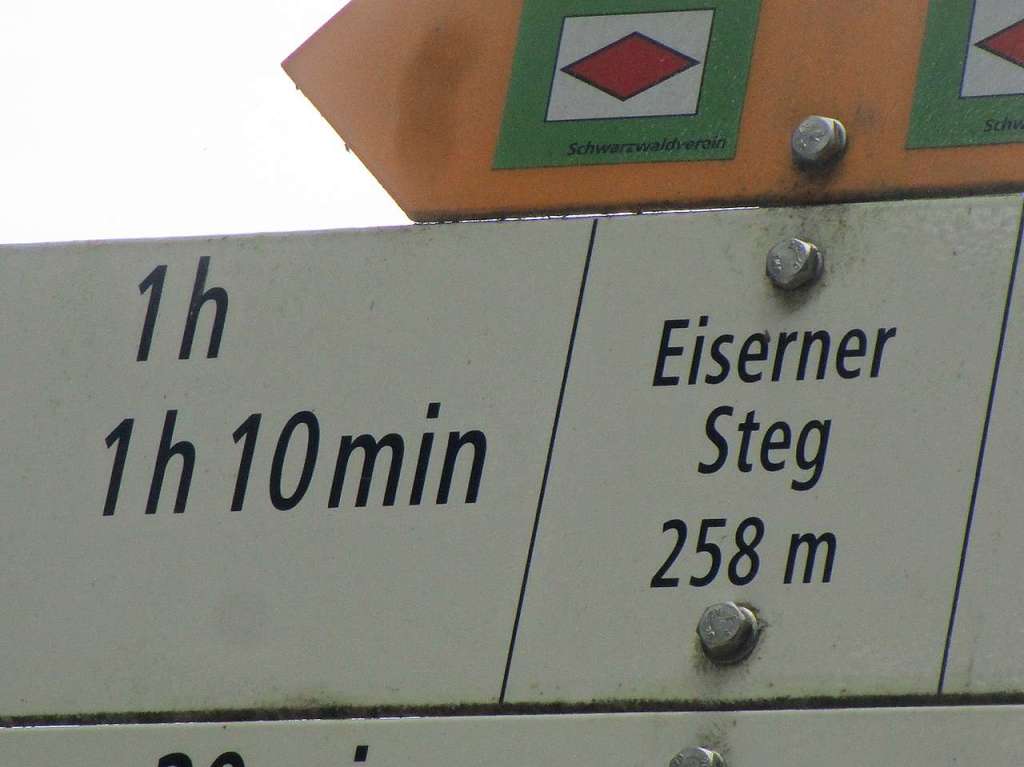 Die Eiserne Steg-Brcke verbindet das linke und rechte Wiesenufer auch in die Richtung zum Weiler "Grn 99"-Gelnde.