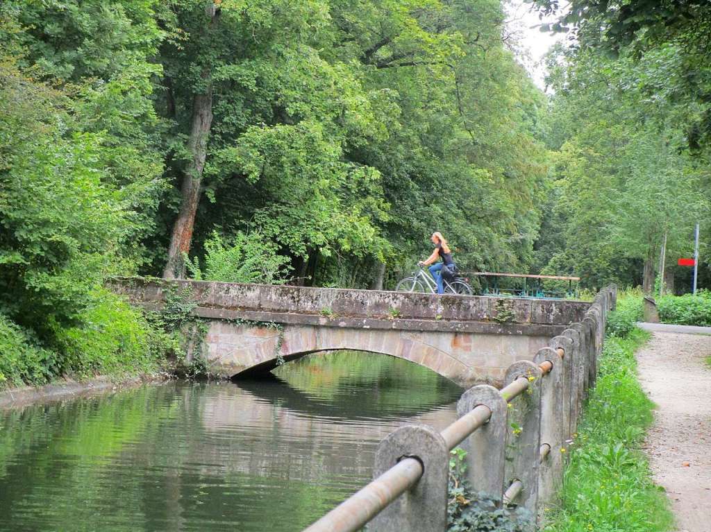 Die Langbchli-Brcke im Erlenwald, eine beliebte und viel befahrene Steinbrcke fr Touren von Velofahrerinnen beziehungsweise Radfahrern.