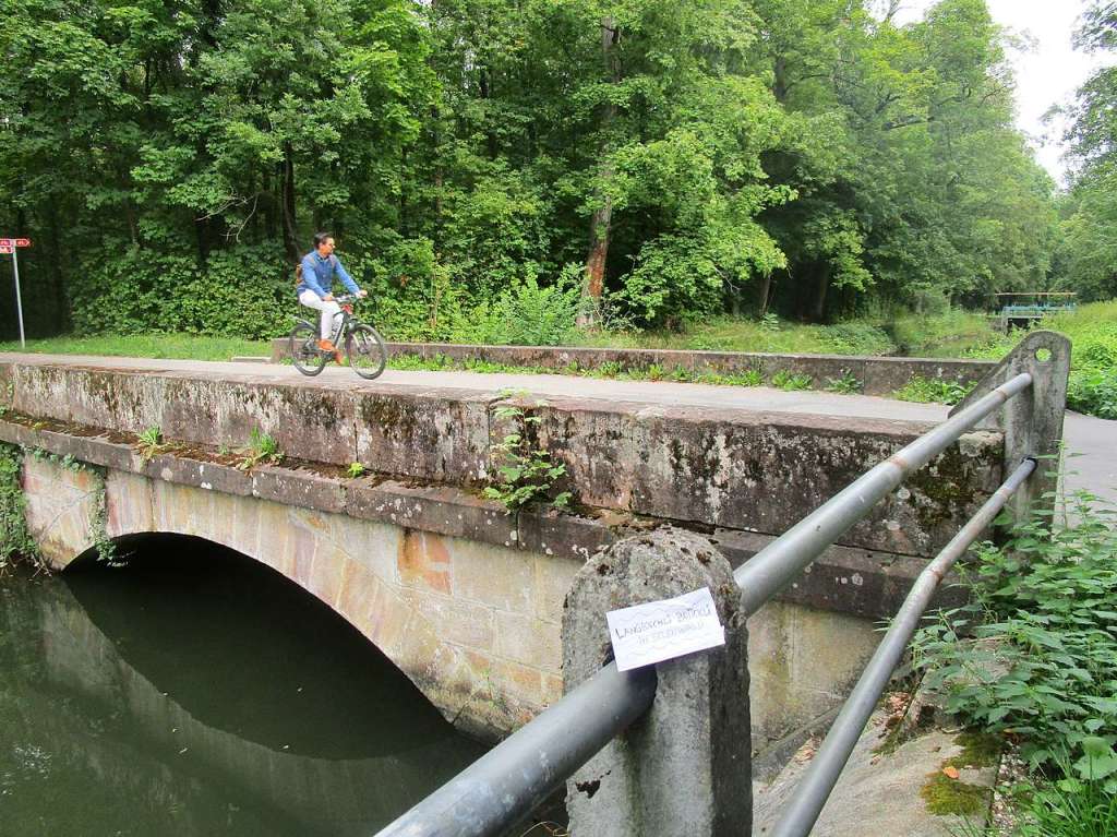 Die Langbchli-Brcke im Erlenwald, eine beliebte und viel befahrene Steinbrcke fr Touren von Velofahrerinnen beziehungsweise Radfahrern.