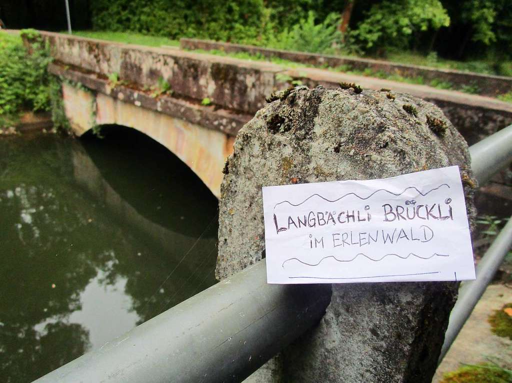 Die Langbchli-Brcke im Erlenwald, eine beliebte und viel befahrene Steinbrcke fr Touren von Velofahrerinnen beziehungsweise Radfahrern.