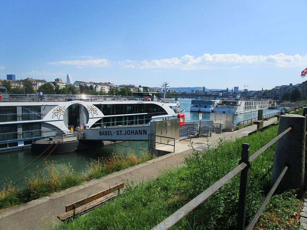 Die Schiffsanlegebrcke des Hotelschiffs MS Edelweiss hat einen bezaubernden  mit Reisefieber erweckenden Anblick.