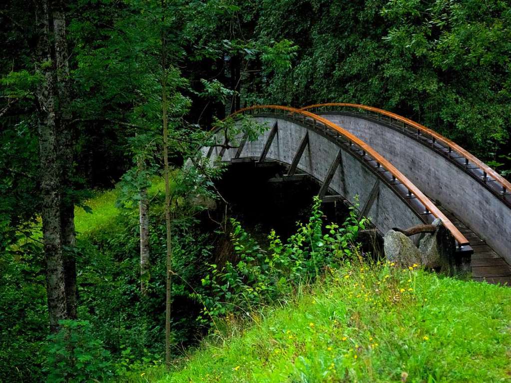 Zu sehen ist eine hlzerne Bogenbrcke in der Nhe von Westendorf in Tirol.