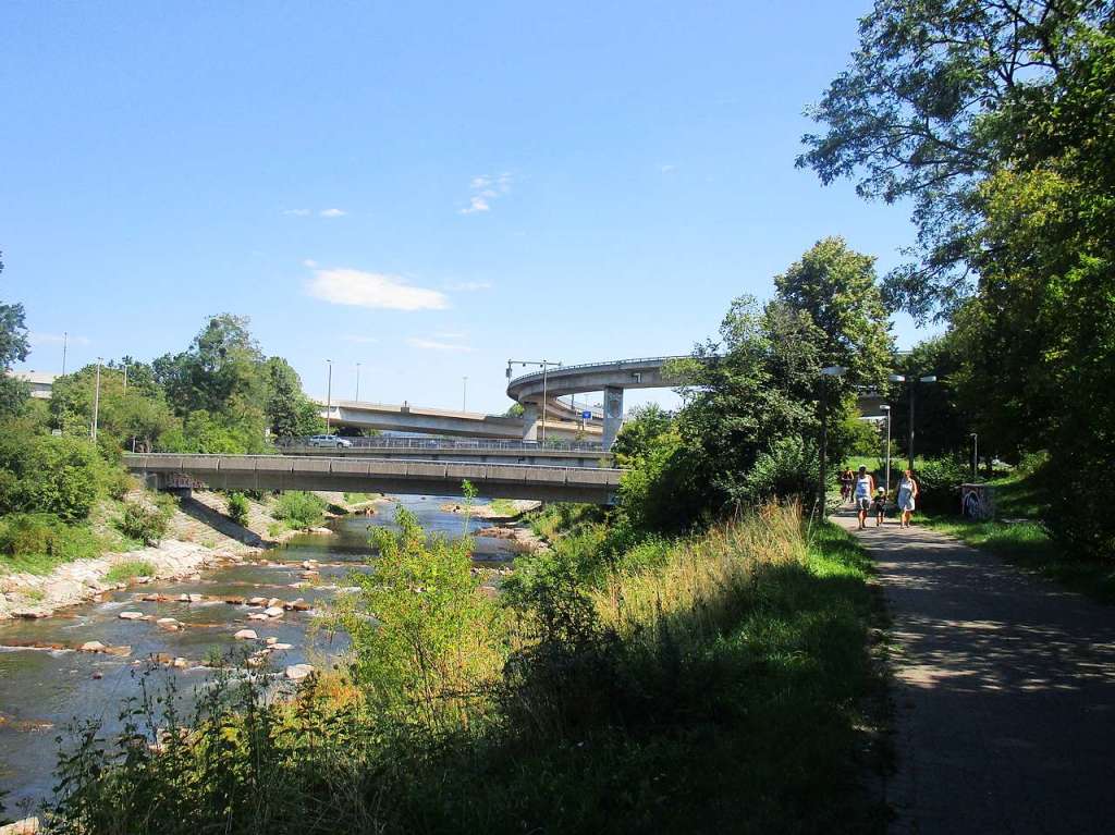 Eine Kleinhninger Brckenvielfalt ber dem Fluss Wiese am Otterbacher Knotenpunkt. Blickpunkte sind die betonierten Brcken und die dort renaturierte Wiese in Flierichtung der nahen Rhein-Mndung.