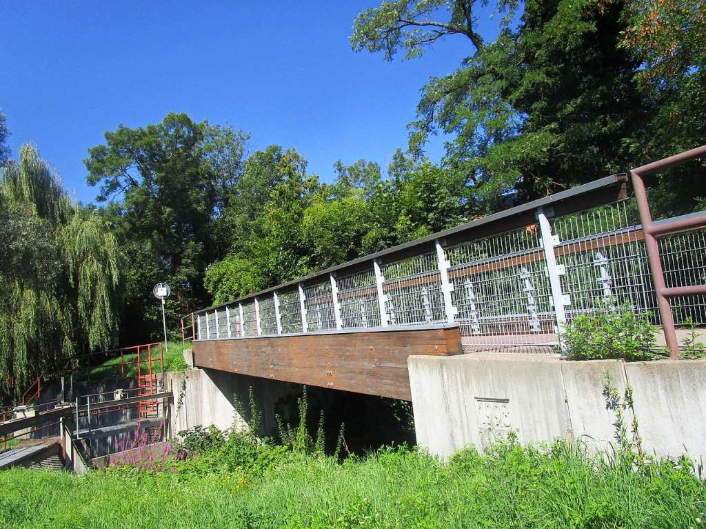 Die Waschhaus-Brcke ber dem „Wschhuus-Diich“, eben mit dem historischen alemannischen Namen „Diich“. Der Altweiler Mhlenbach am Mhlen-Rain, der auch damals zum Antrieb der ehemaligen Fruchtmhle angelegt und installiert wurde.