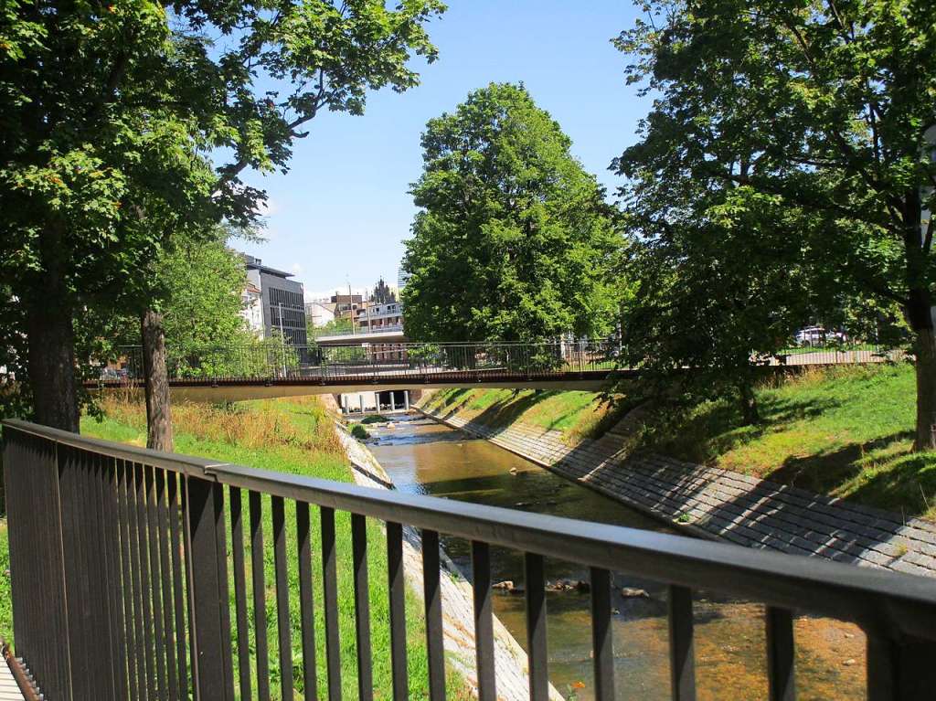 Ein eleganter Stahlbrckensteg kurz vor der Unterdohlung der Birsig in der Steinenvorstadt von Basel. Die Birsig fliet unter dem Altstadtkern von Grossbasel unterirdisch bis zur Mndung an der Schifflnde in den Rhein.