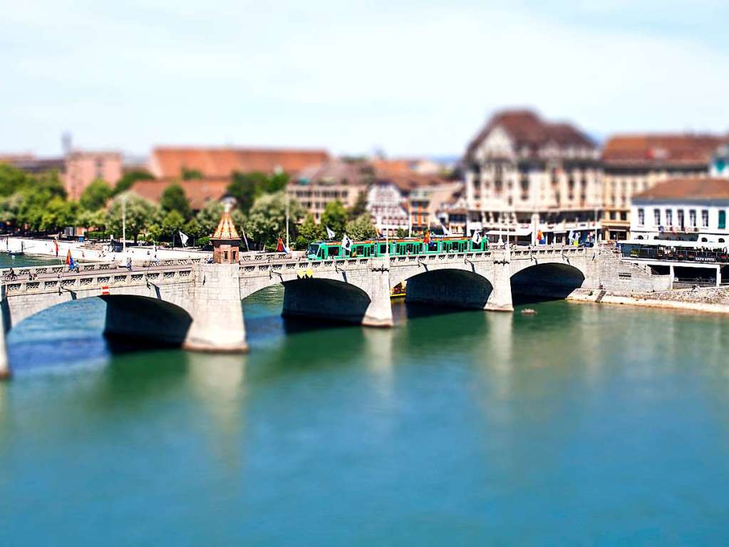 Auf dem Foto ist die mittlere Rheinbrcke in Basel zu sehen. Gemacht habe ich es bei einem Spaziergang. Das Bild habe ich hinterher mit dem sogenannten "Tilt-Shift-Effekt" bearbeitet.