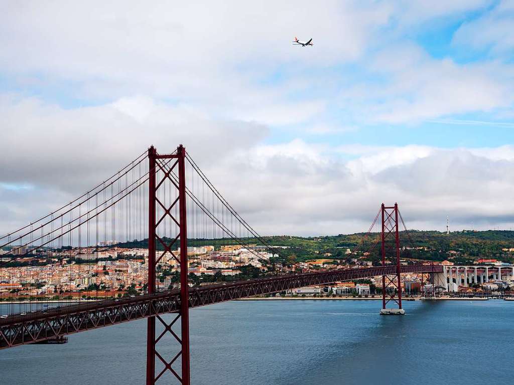 Die Ponte 25 de Abril in Lissabon. Ein 3,2 km langer Brckenzug mit einer 2278 m langen Hngebrcke ber den Tejo. Sie ist die drittlngste Hngebrcke mit kombiniertem Straen- und Eisenbahnverkehr und wurde am 6.8.1966 erffnet.