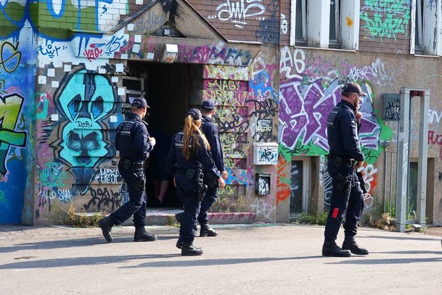 Polizisten durchsuchten im August 2017... KTS an der Basler Strae in Freiburg.  | Foto: Patrick Kerber