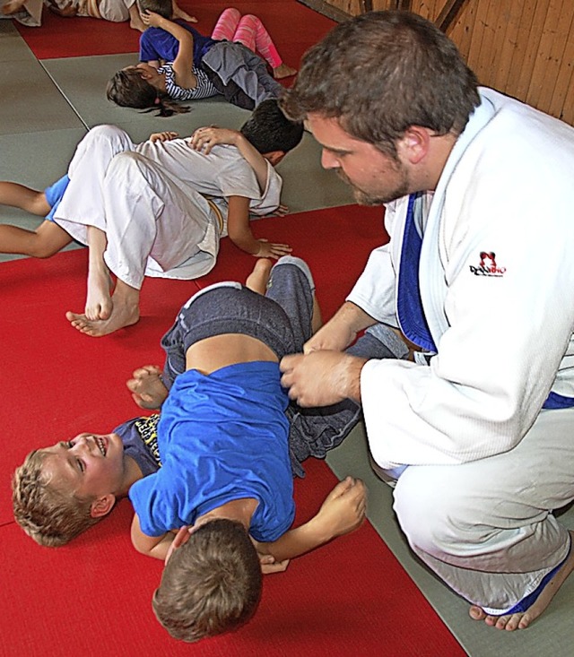 Erfahrene Judoka wie Simon Meier leiteten die Kinder an.   | Foto: Herbert Frey