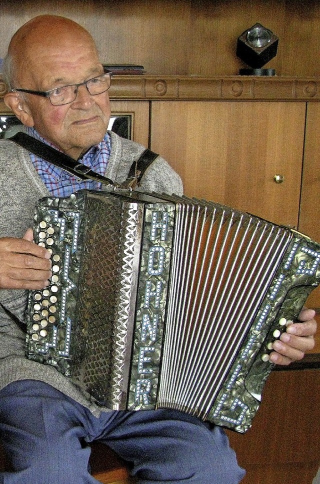 Seine (diatonische) Handharmonika ist ...trument auch mit  90 Jahren noch gern.  | Foto: Manfred Lange