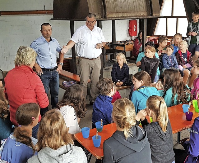 Matthias Guderjan und  Clemens Schtzl...uten bei den Kindern im Hfle vorbei.   | Foto: Werner Schnabl