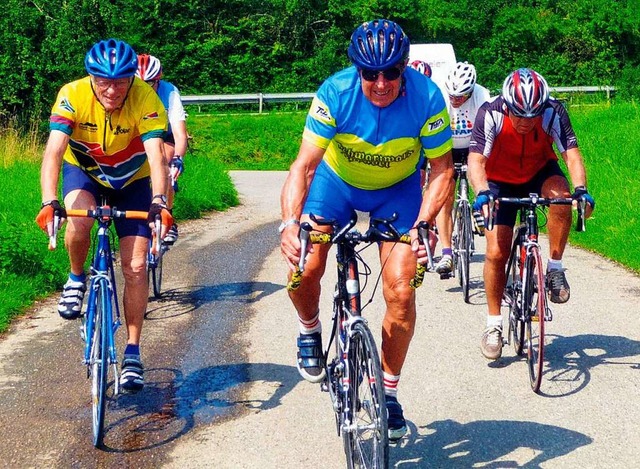 Der ehemalige erfolgreiche  Triathlet ...t seiner Seniorenradgruppe  auf Tour.   | Foto: Privat