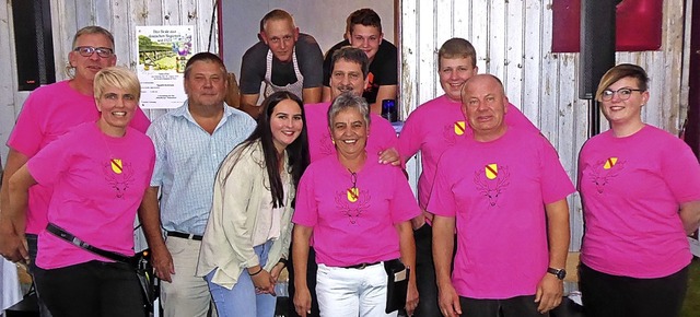 <BZ-FotoAnlauf>Brunnenfest in Raich:</...t (Mitte) mit einheitlichen T-Shirts.   | Foto: Sonja Eiche