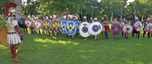 Die Gruppe Herculiani Iuniores aus dem...gerleben im 4. Jahrhundert darstellen.  | Foto: Steven Cockings