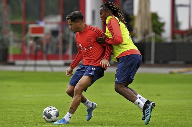 Philippe Coutinho (links) und der abwa...to Sanches beim Training des FC Bayern  | Foto: CHRISTOF STACHE (AFP)