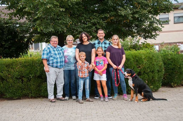 Die Familie Frenk (von links): die Sen...r Tim, Luisa und Lara mit dem Hofhund.  | Foto: Privat