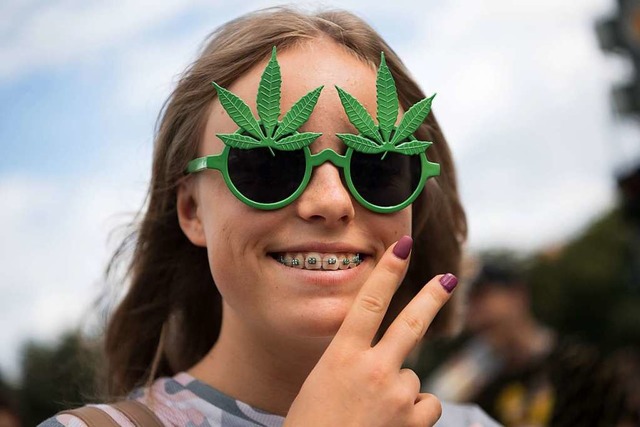 Eine Jugendliche auf der Hanfparade mit Hanfbrille.  | Foto: Jrg Carstensen (dpa)