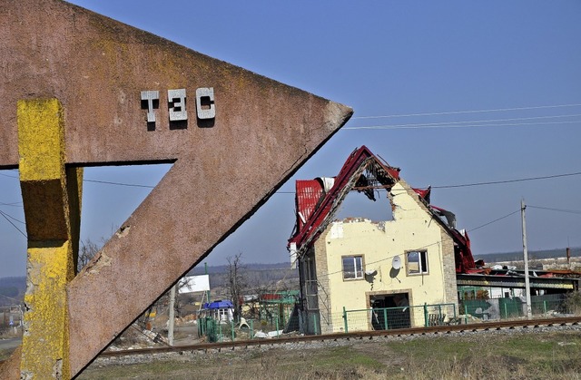 Der Krieg in der Ostukraine und seine ...n zerschossenes Haus im Dorf Slawjansk  | Foto: Holger Vieth