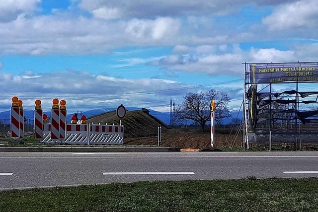 Baustelle an der Rheintalstrecke samt Protestbanner  | Foto: Katharina Schulz