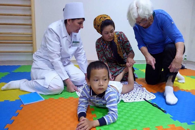 Karin Bernack bei der Behandlung eines Kindes in Turkmenistan  | Foto: privat