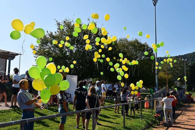 Rund 300 Ballons stiegen am Samstag in den Himmel ber Herten.  | Foto: Martin Eckert