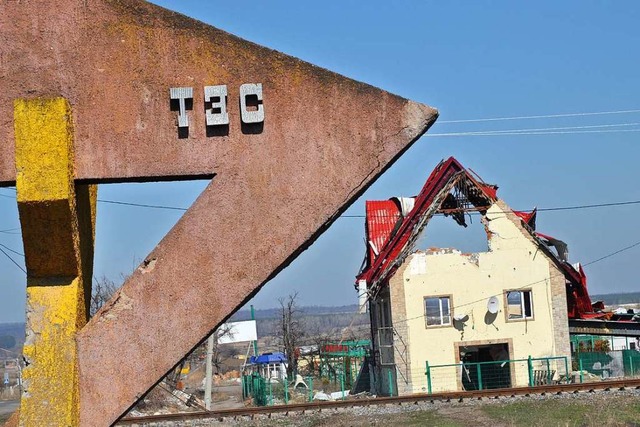 Der Krieg in der Ostukraine und seine ...n zerschossenes Haus im Dorf Slawjansk  | Foto: Holger Vieth
