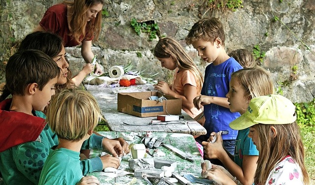 Mit viel Hingabe bearbeiteten die Kinder hier ihre Specksteine.   | Foto: Freie Schule Elztal