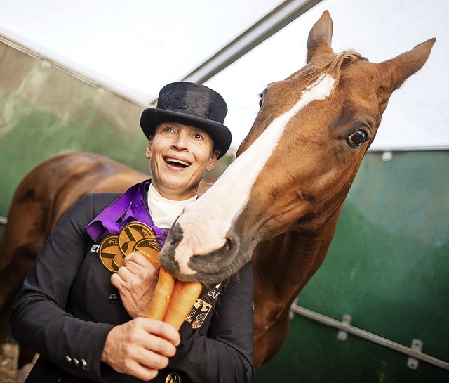 Dressurreiterin Isabell Werth feiert m...Pferd Bella Rose, das  Mhren erhlt.   | Foto: Rolf Vennenbernd (dpa)