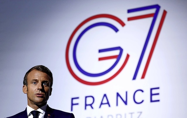Frankreichs Prsident Emmanuel Macron spricht am Sonntag zu Medienvertretern.  | Foto: IAN LANGSDON (AFP)