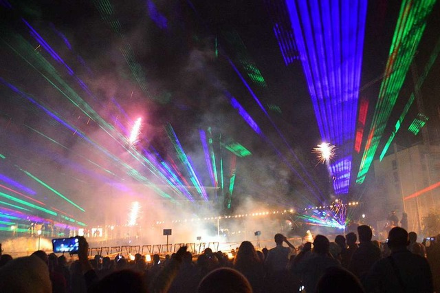 Erffnungsshow am Freitagabend auf dem Rheinparking in Rheinfelden/Schweiz.  | Foto: Horatio Gollin