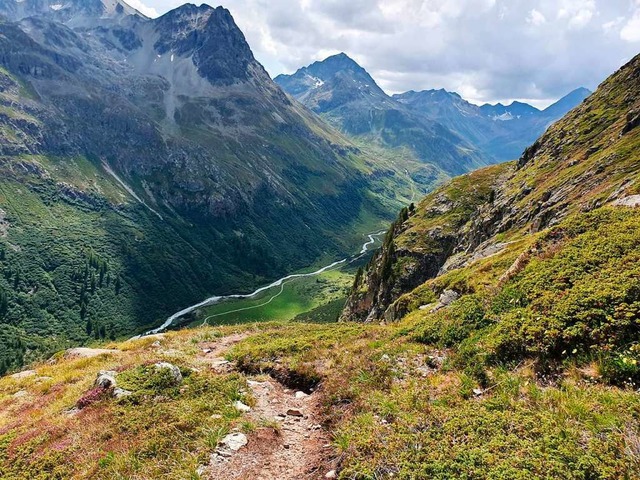 Die Wanderer genossen auf der Tour her...cke, wie hier am Val Bever im Engadin.  | Foto: Helmut Schlitter