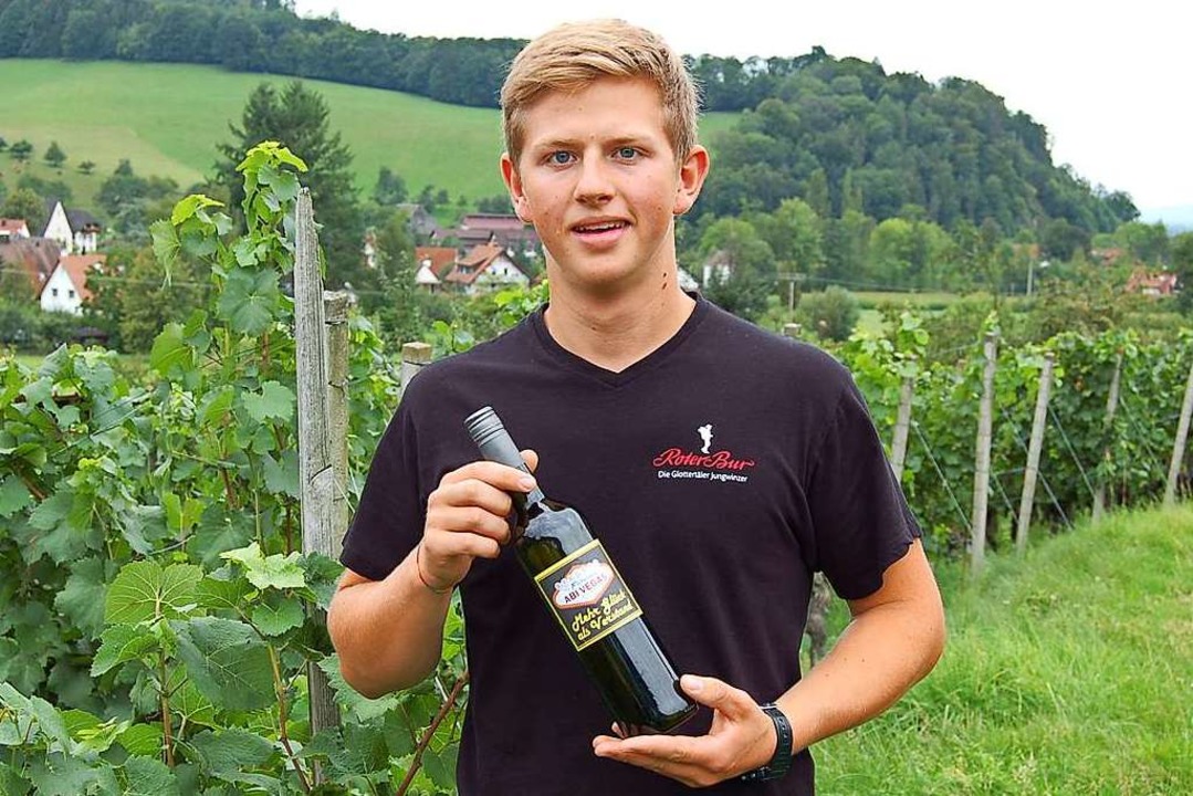 Stolz prsentiert Jungwinzer Valentin ...-Wein &#8211; ein Weiherbst Kabinett.  | Foto: Christian Ringwald