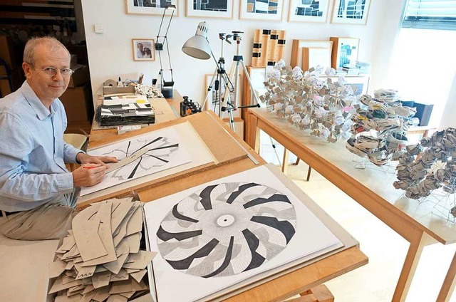 Gerd Jansen gab beim Tag des offenen A...eue Collagen, Zeichnungen und Objekte.  | Foto: Roswitha Frey