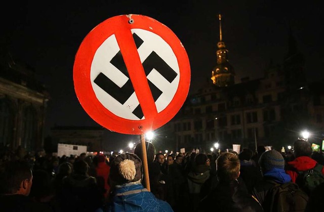 Hier demonstrieren Leute gegen Neonazi...zte  das Hakenkreuz als ihr Abzeichen.  | Foto: Jan Woitas