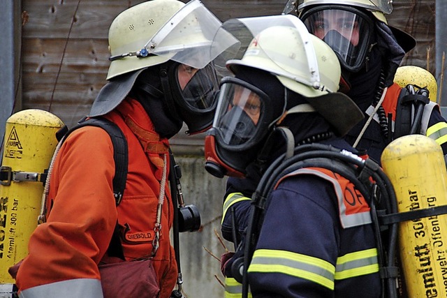 Auf ihre Atemschutzgerte mssen sich Feuerwehrleute verlassen knnen.  | Foto: Helmut Seller
