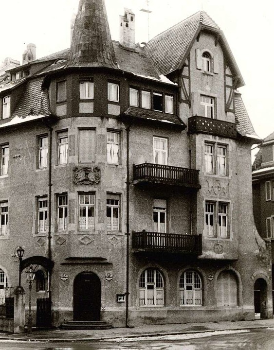 Die Eichhalde nach dem Zweiten Weltkrieg mit dunkler Fassade.  | Foto: Archiv Hans Sigmund