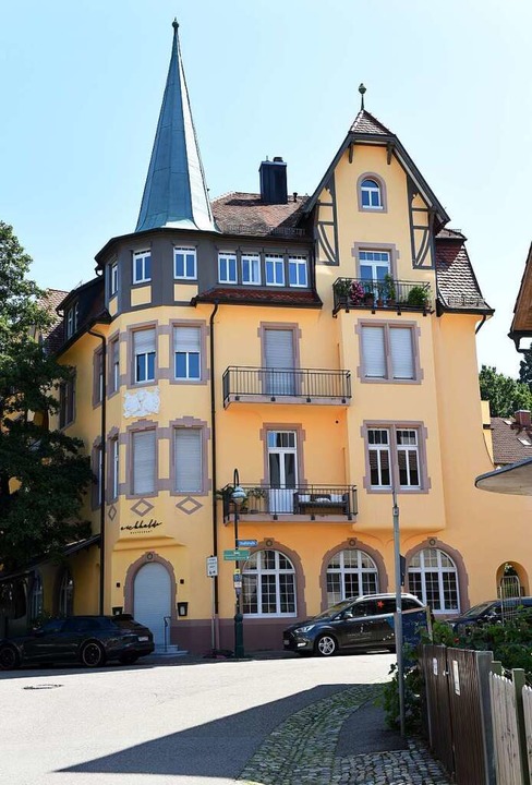 Heute leuchtet die Fassade der &#8222;...#8220; in Herdern in strahlendem Gelb.  | Foto: Rita Eggstein
