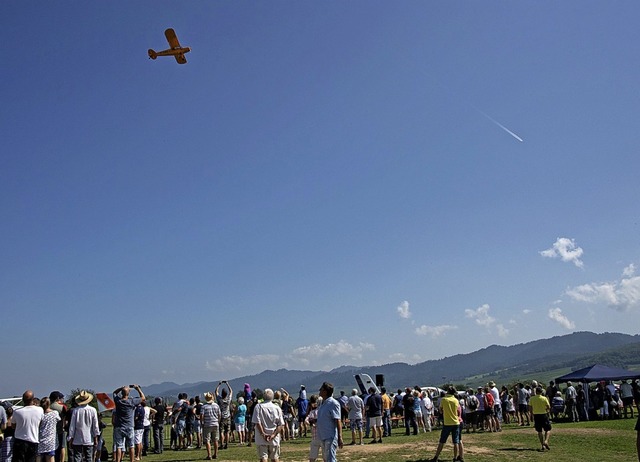 Tausende von Besuchern kamen zum Flugplatzfest des Markgrfler Luftsportvereins.  | Foto: Volker Mnch
