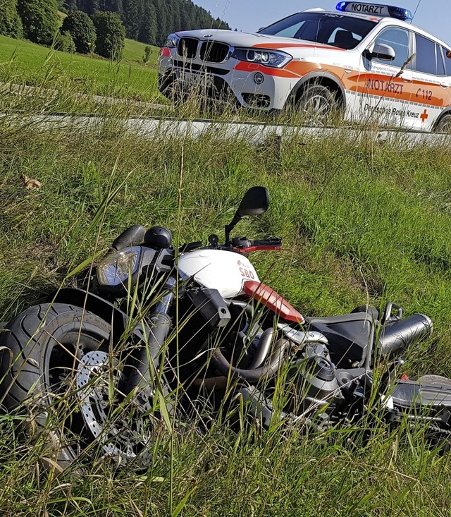 Der Fahrer dieses Motorrads zog sich b...und Neustadt schwere Verletzungen zu.   | Foto: Kamera 24