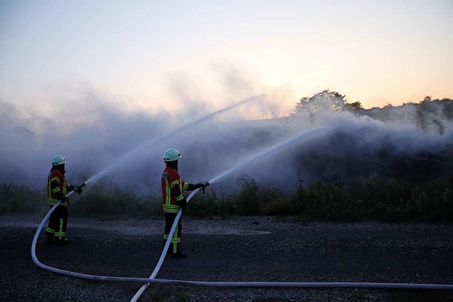 Die Feuerwehr im Einsatz auf der Deponie Kahlenberg  | Foto: Adelbert Mutz